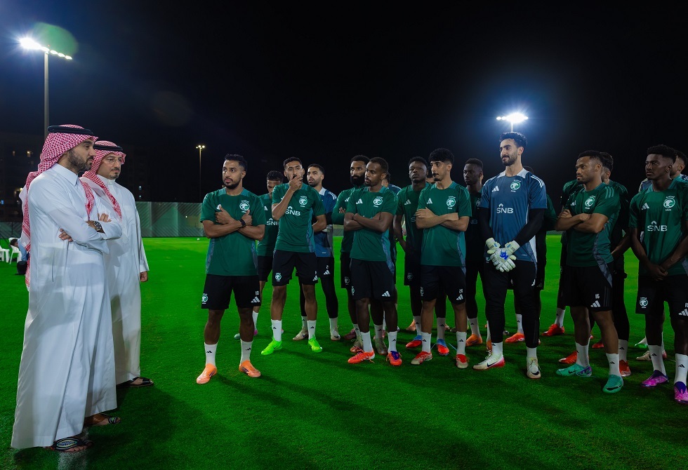 وزير الرياضة السعودي يحذر لاعبي "الأخضر" من منتخب إندونيسيا