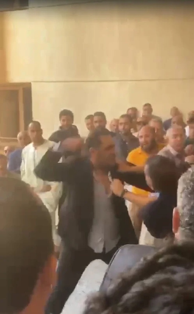 مصر.. عراك على باب المحكمة أثناء الترشح لانتخابات البرلمان (فيديو)