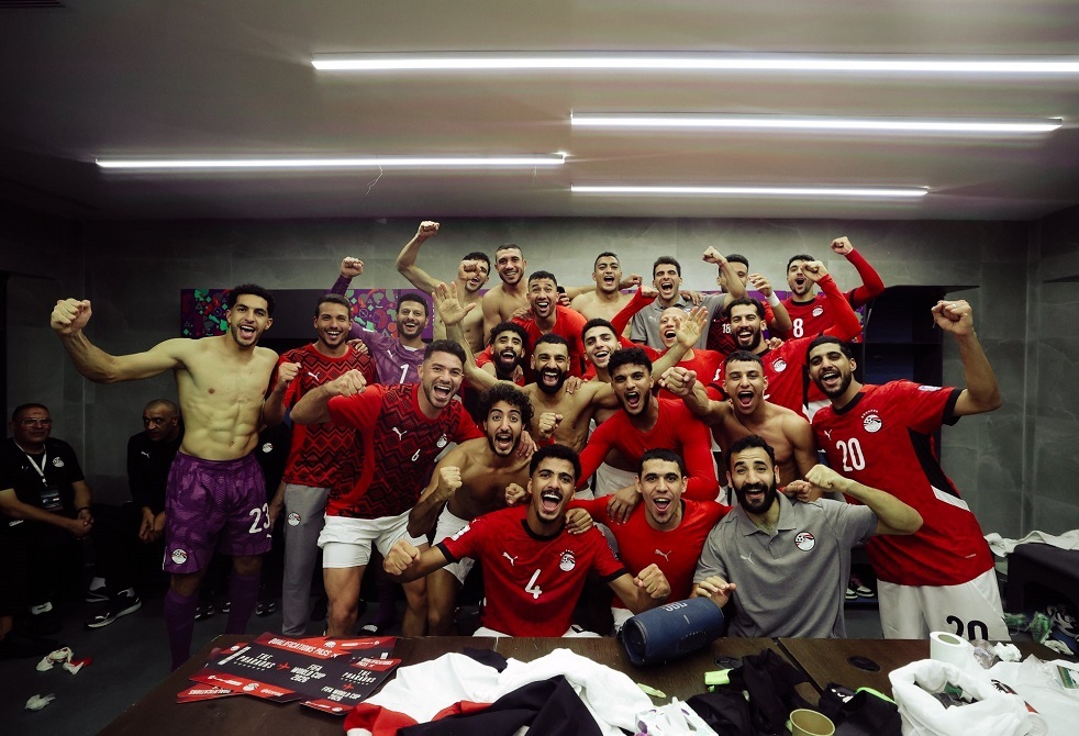 "إيه اليوم الحلو دا".. غناء ورقص محمد صلاح ولاعبي منتخب مصر احتفالا بالوصول لمونديال 2026 (فيديو)