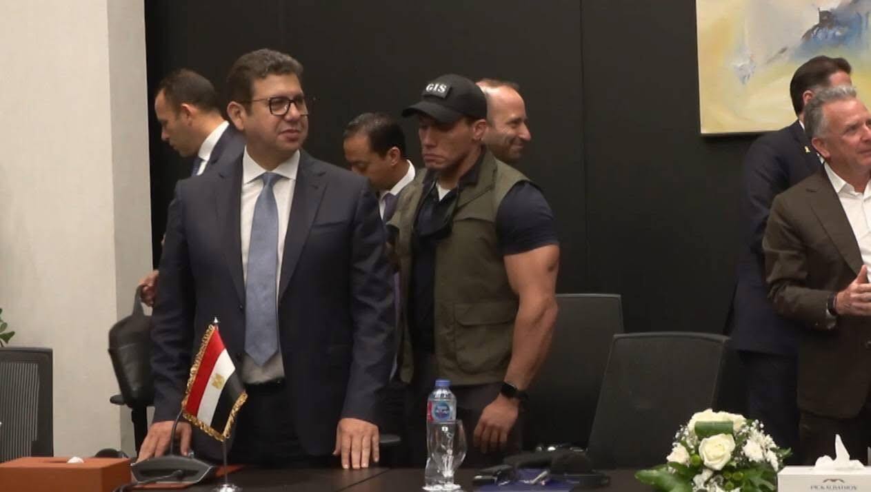 صورة رئيس المخابرات المصرية ونظرته للوفد الإسرائيلي تثير ضجة