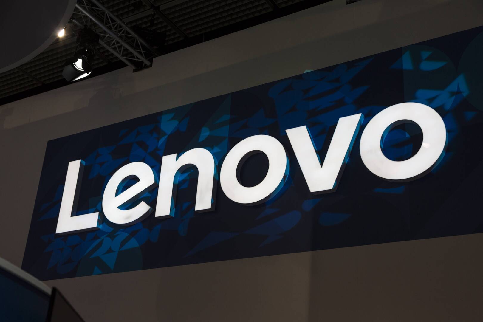 Lenovo تتحدى سامسونغ وآبل بحاسبها الجديد