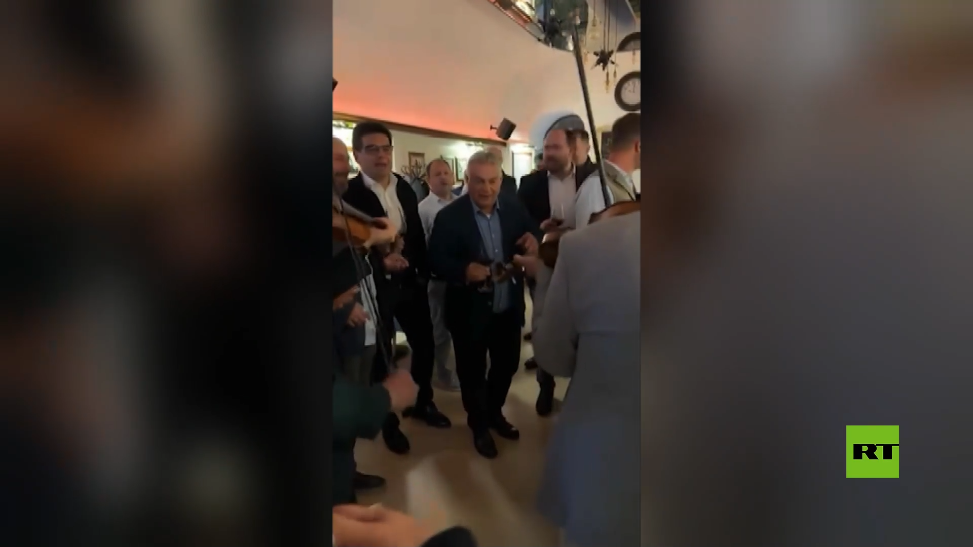 رصد فيكتور أوربان وهو يغني أغنية شعبية تقليدية قبيل مؤتمر للمجريين في رومانيا