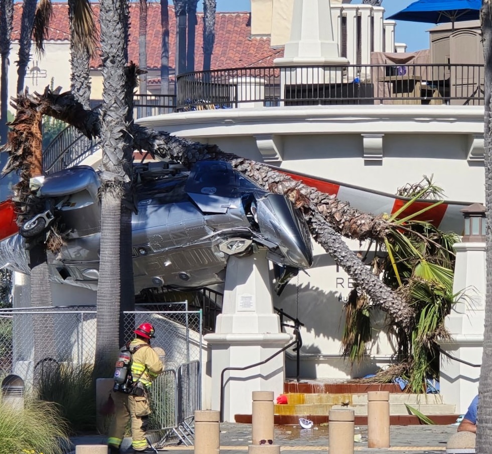 إصابة خمسة أشخاص في حادثة تحطم مروحية على شاطئ في ولاية كاليفورنيا الأمريكية (فيديوهات =+ صور)