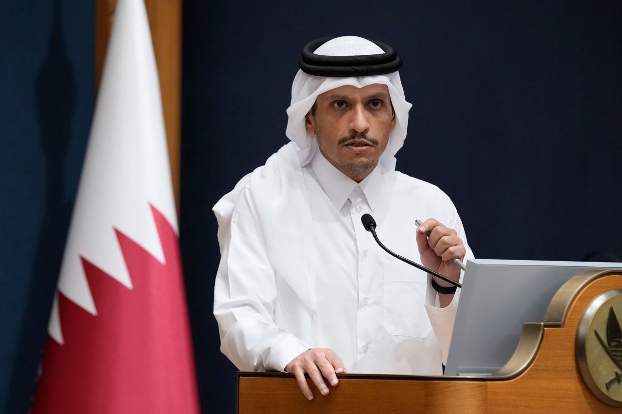 رئيس الوزراء القطري يستقبل السفير المصري بعد حادث مقتل منتسبي الديوان الأميري
