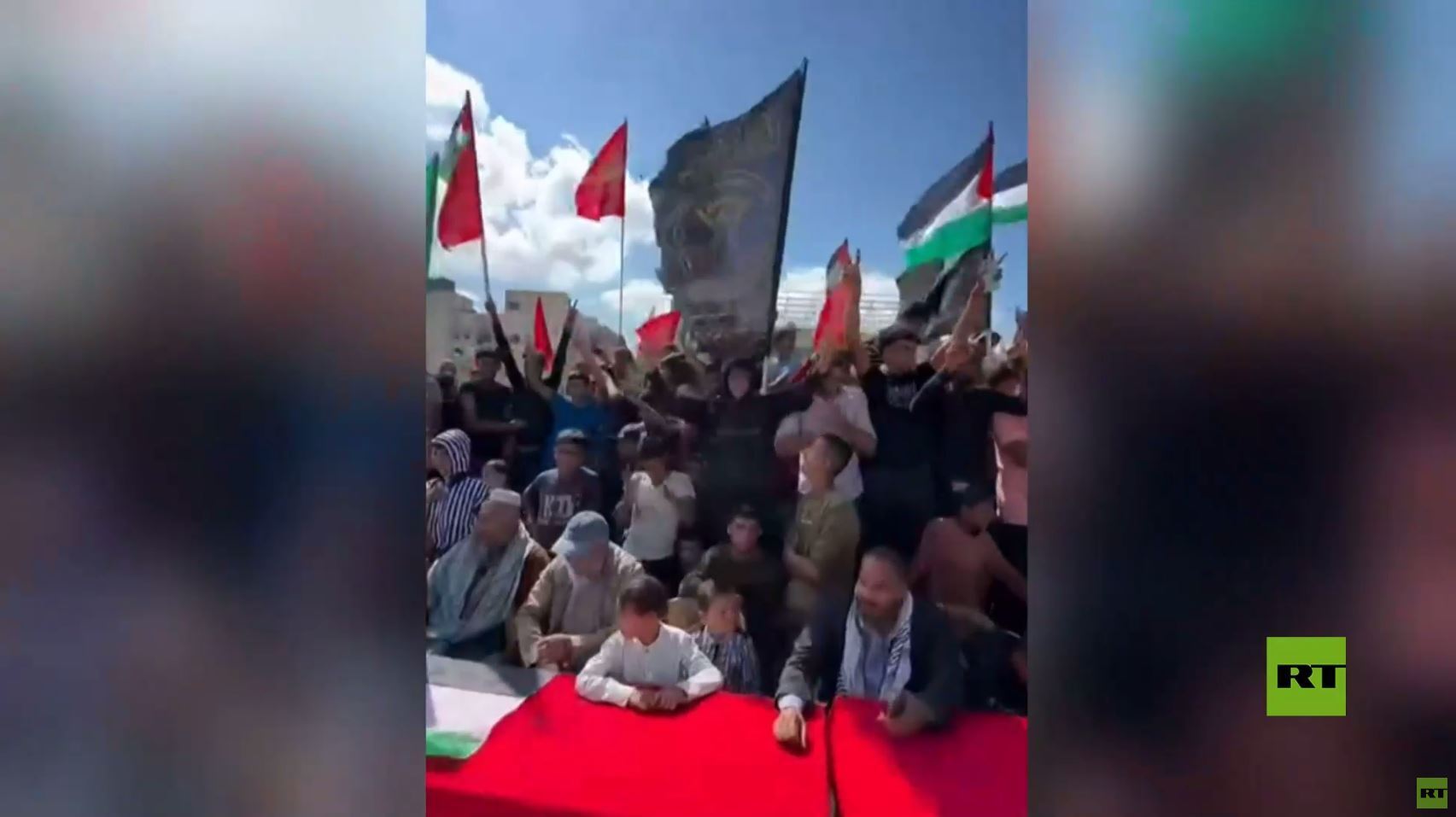 قطاع غزة.. احتفالات الفلسطينيين في خانيونس خلال انتظار حافلات الأسرى
