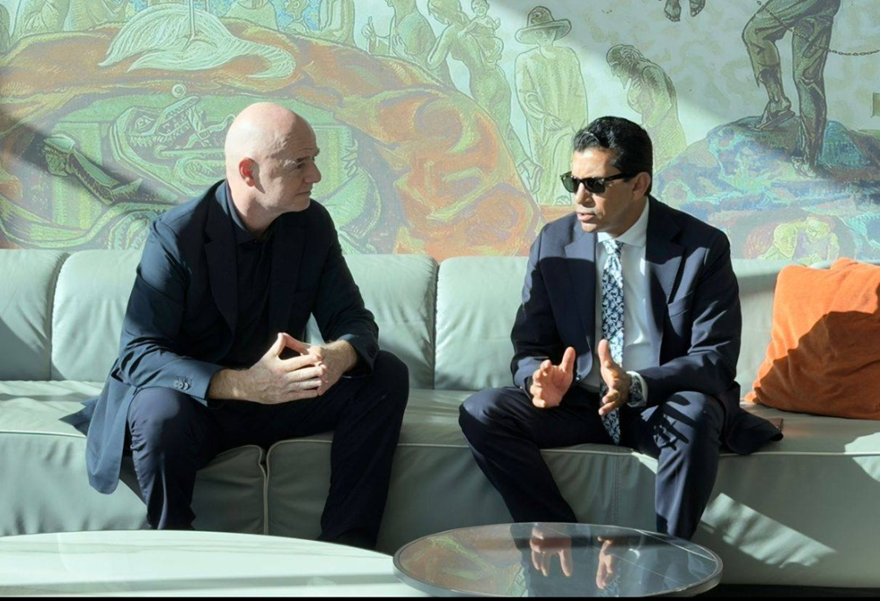 وزير الرياضة المصري يلتقي إنفانتينو على هامش مؤتمر السلام في شرم الشيخ