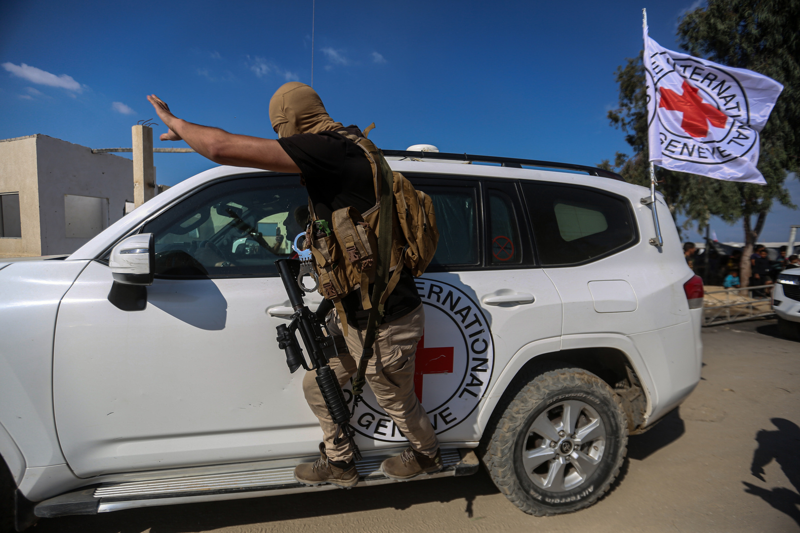 إعلام إسرائيلي بدء تسليم جثث الأسرى الإسرائيليين إلى الصليب الأحمر