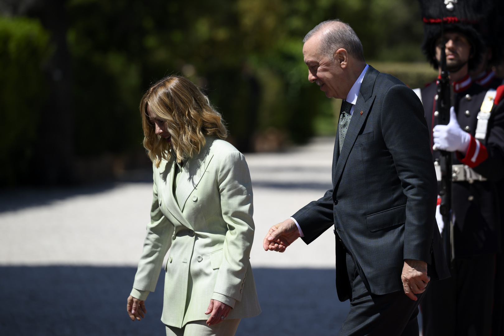 أردوغان يمازح ميلوني على هامش قمة شرم الشيخ (فيديو)