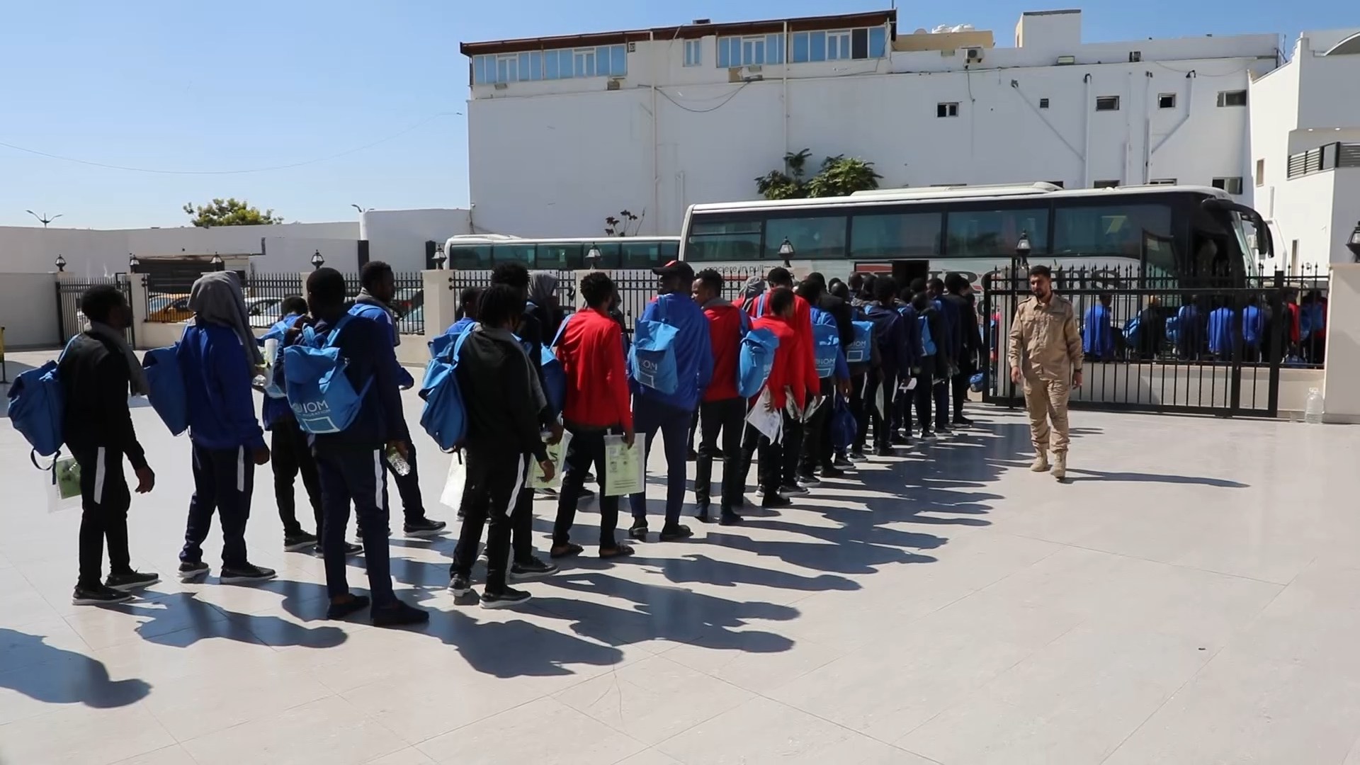 ليبيا.. عدسة RT توثّق عمليات ترحيل مهاجرين غير شرعيين من الجنسية التشادية عبر منفذ السارة البري