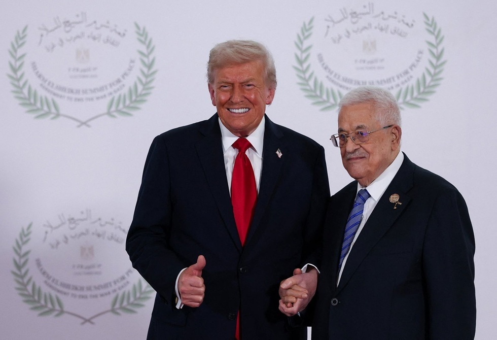 ماكرون يصطحب عباس إلى المنصة.. ترامب يستقبل الرئيس الفلسطيني بحرارة في قمة شرم الشيخ للسلام (فيديو)