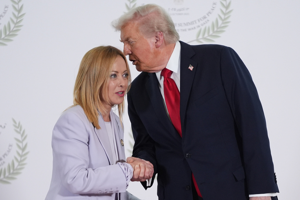 ترامب "يخاطر" يمسيرته السياسية ويغازل رئيسة الوزراء الإيطالية جورجيا ميلوني (فيديو)