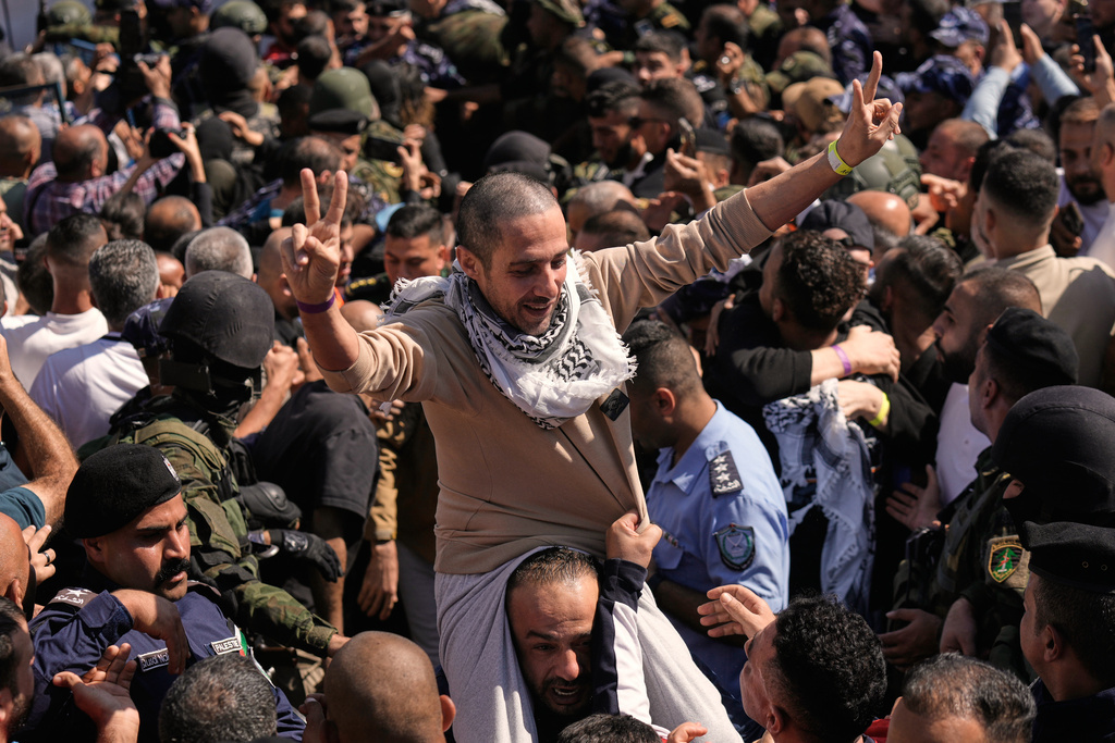 مشاهد تفطر القلوب للقاء أسرى فلسطينيين مع ذويهم (فيديوهات)