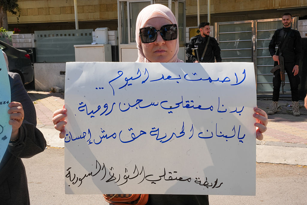 وزير العدل السوري في بيروت.. ملف الموقوفين على طاولة البحث