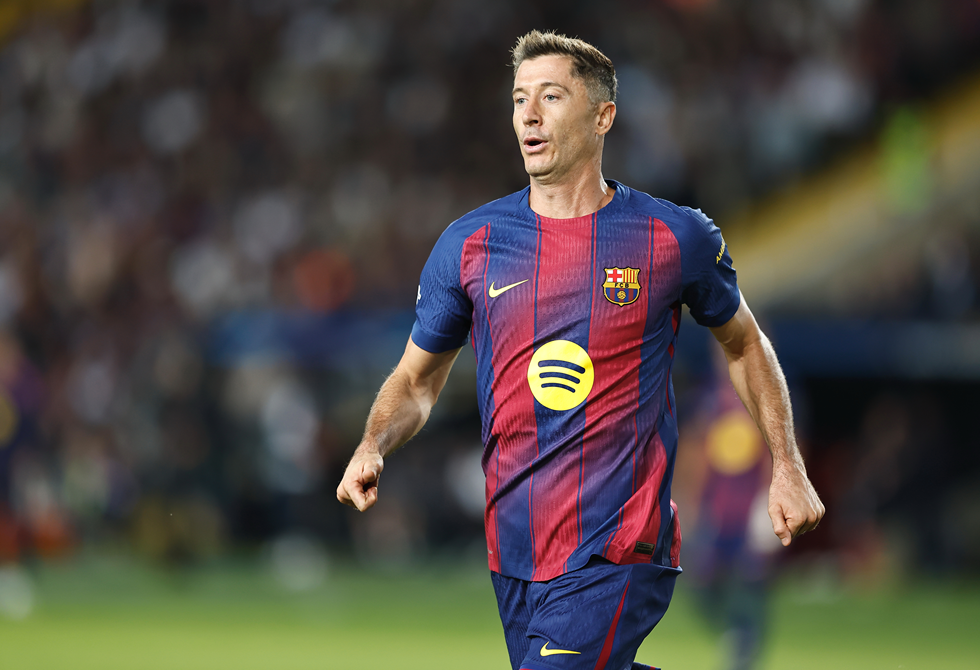 برشلونة يكشف طبيعة إصابة نجمه ليفاندوفسكي