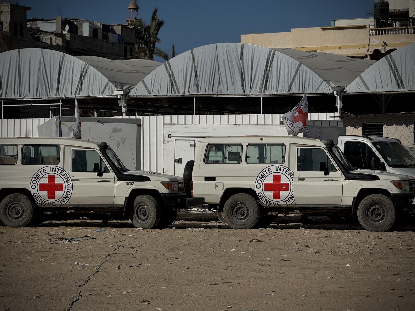 الجيش الإسرائيلي: الصليب الأحمر يتسلم 4 توابيت تعود إلى أسرى قتلى