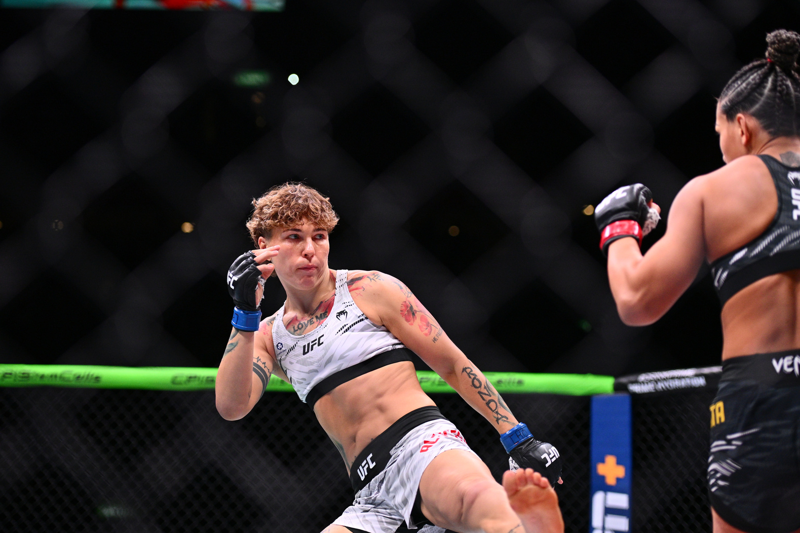 ألكسيفا تودع UFC وتتعهد بوشم العلم الروسي