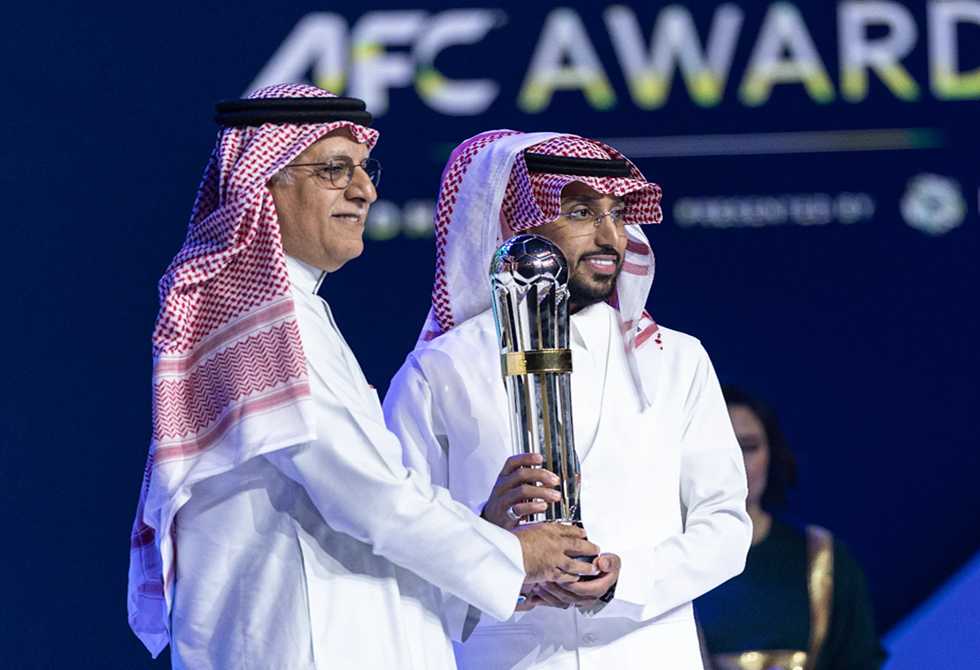 السعودي سالم الدوسري يتوج بجائزة أفضل لاعب في آسيا للمرة الثانية في مسيرته