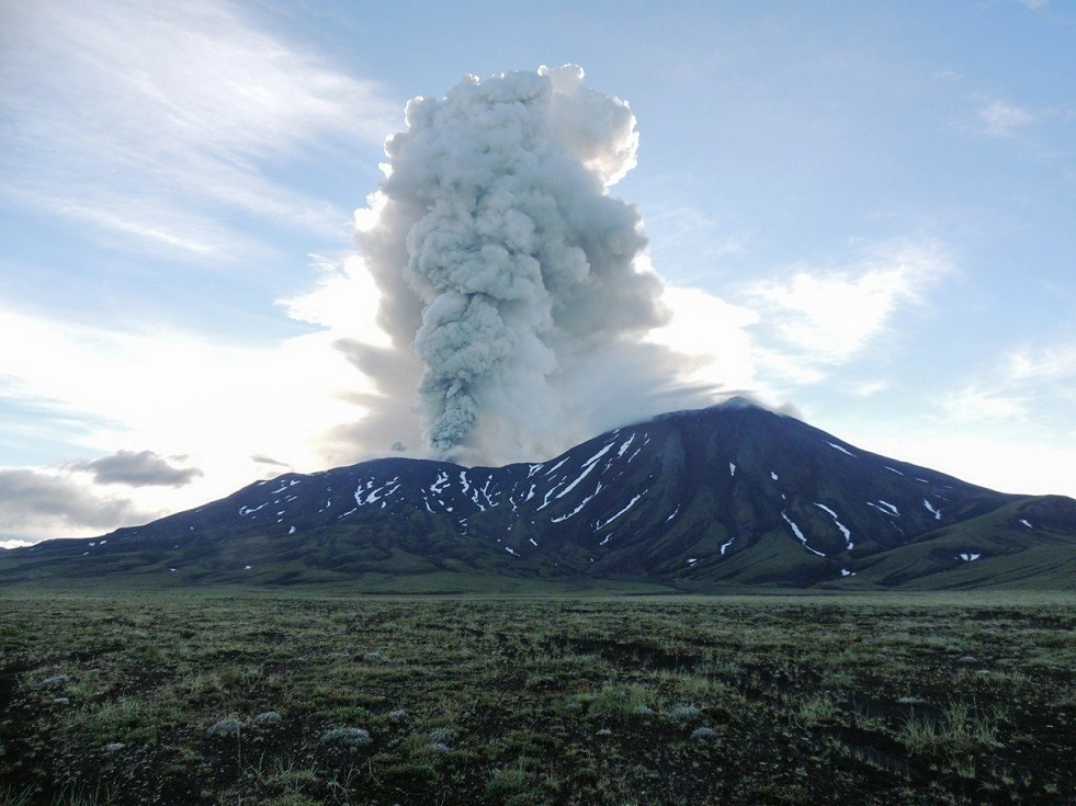 ديلي ميل تفيد بـ"عودة الحياة" إلى بركان في إيران بعد خموده 710 آلاف عام