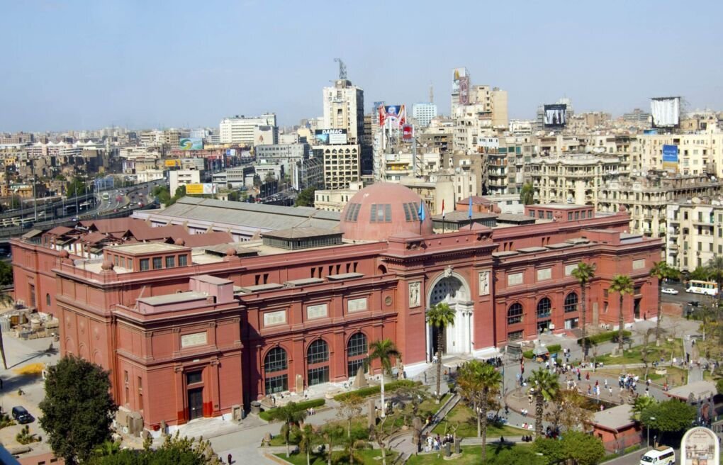 وزير مصري يقاضي صحفيا بسبب كشفه عن سرقة تاريخية