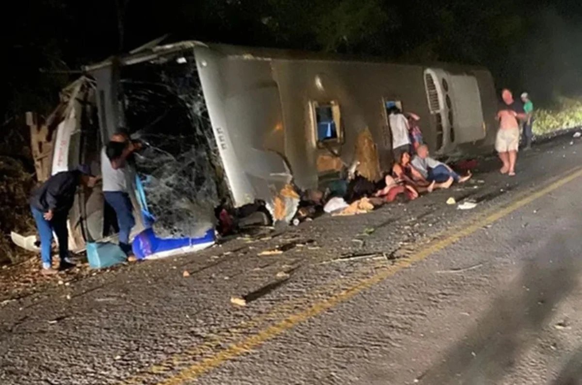 البرازيل.. مصرع 17 شخصا على الأقل في حادث انقلاب حافلة (فيديو+صور)