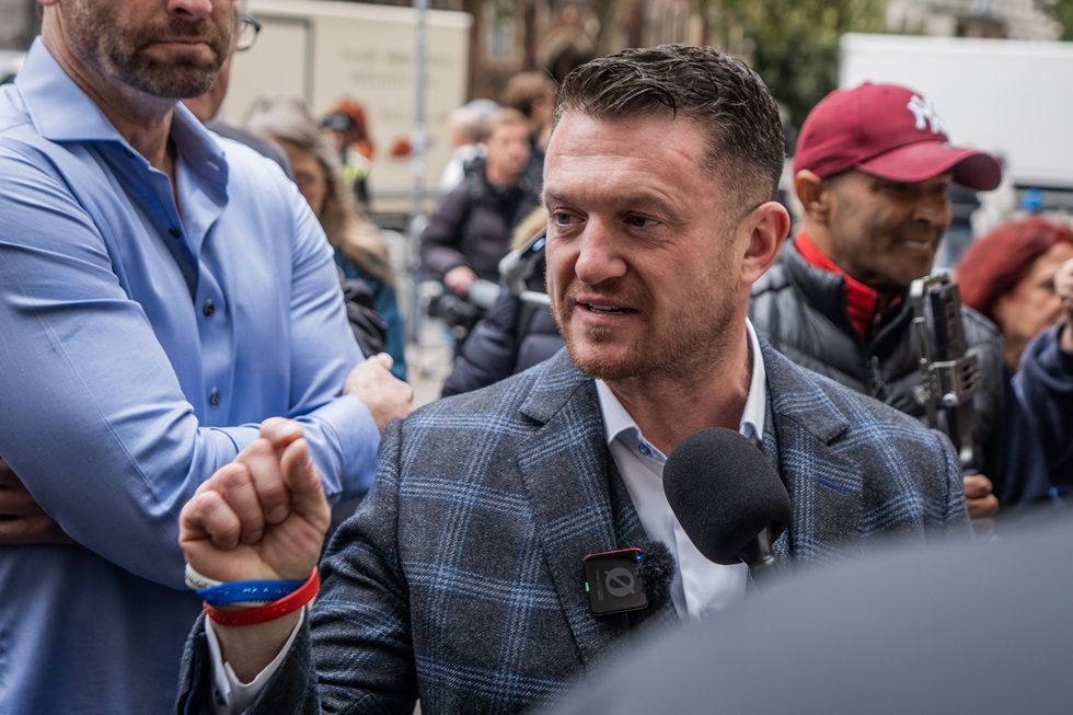 شكك في مصداقيته.. ناشط بريطاني مناهض للإسلام يدعو من إسرائيل لدعم حزب "الإصلاح" وزعيمه فاراج