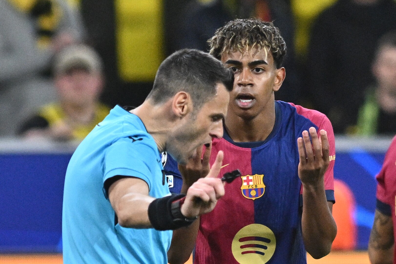 برشلونة يعترض على التحكيم قبل الكلاسيكو أمام ريال مدريد