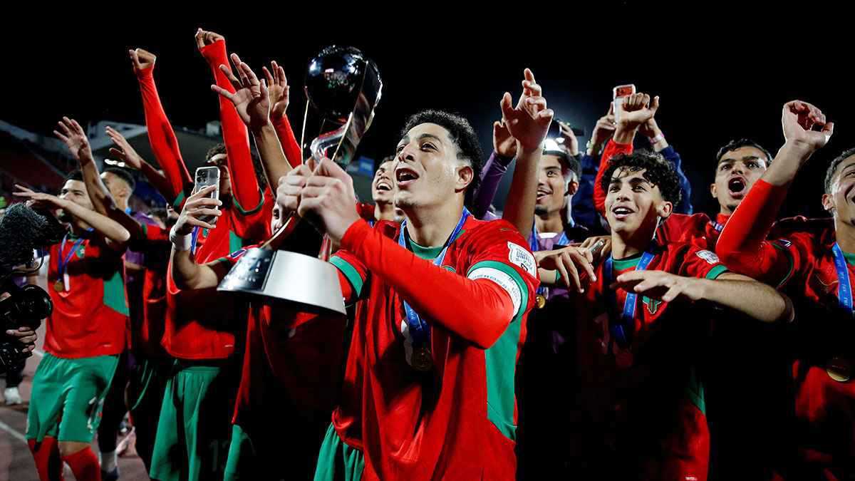 "المستقبل لنا".. أشرف حكيمي يعلق على فوز المغرب بكأس العالم للشباب (صورة)