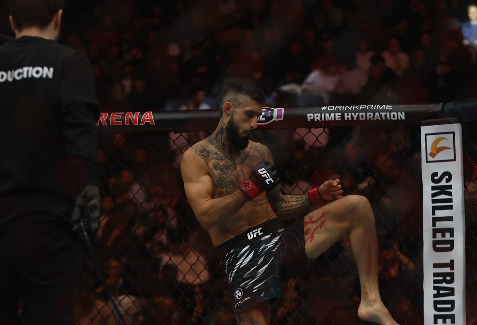 شاهد.. مقاتل يكتسح متحديه بضربة عنيفة بالركبة قبل خنقه