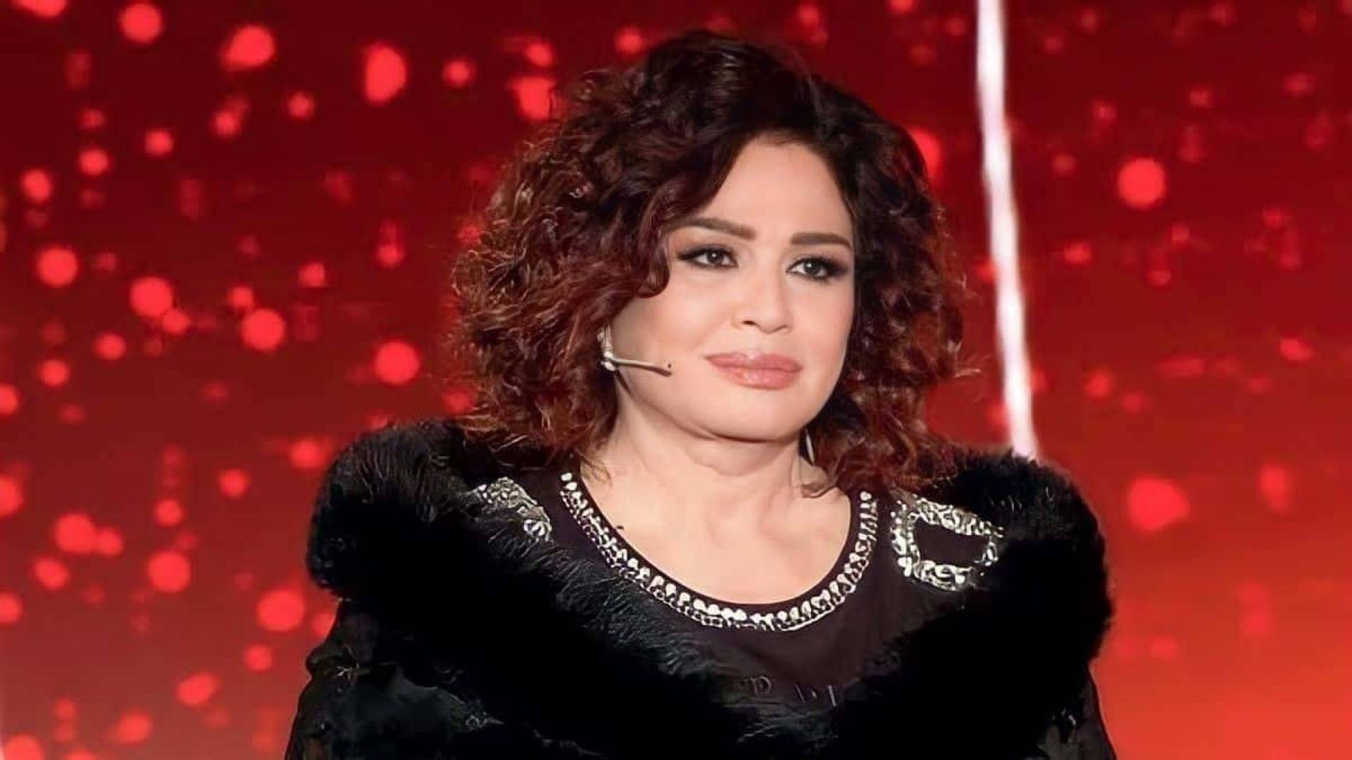 الفستان طار.. إلهام شاهين تتعرض لموقف محرج على السجادة الحمراء