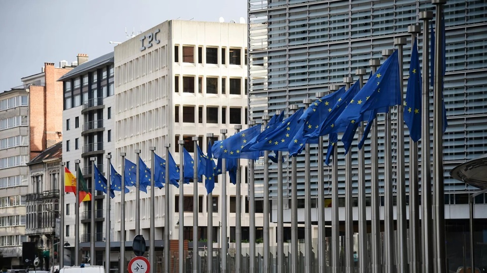 المفوضية الأوروبية تشعر بالقلق إزاء ارتفاع أسعار الطاقة جراء العقوبات على النفط الروسي