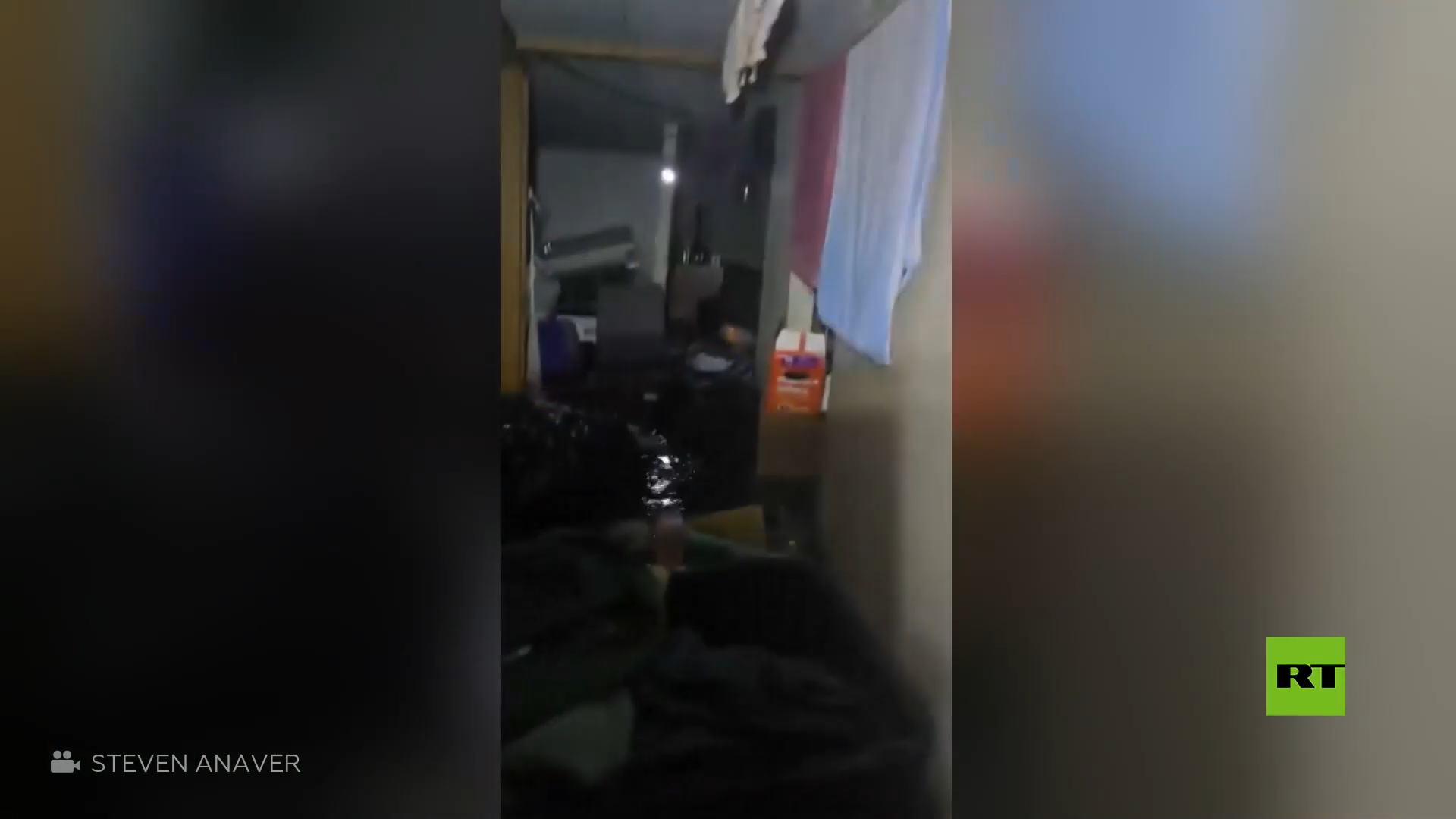 مشاهد من داخل منزل عائم على أمواج جراء عواصف شديدة اجتاحت ألاسكا