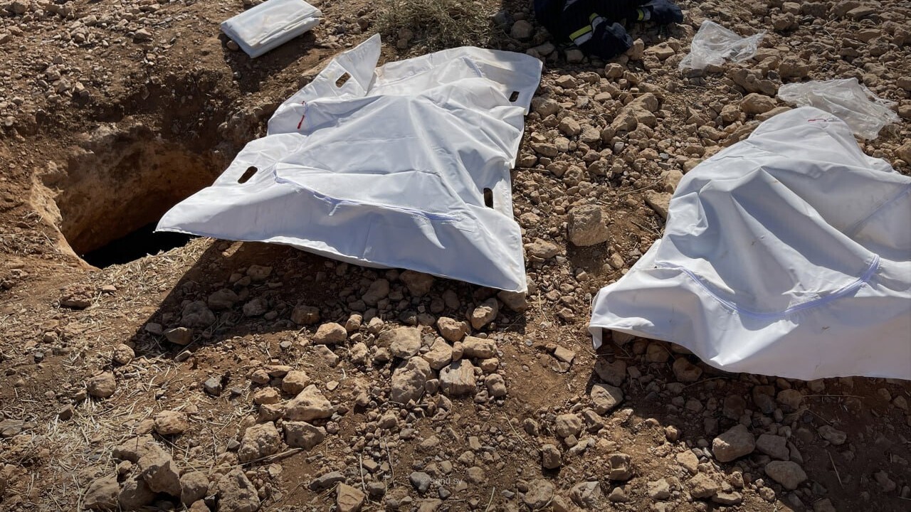 قتلوا عراة.. اكتشاف مقبرة جماعية في منطقة تل الصوان شرقي مدينة دوما السورية