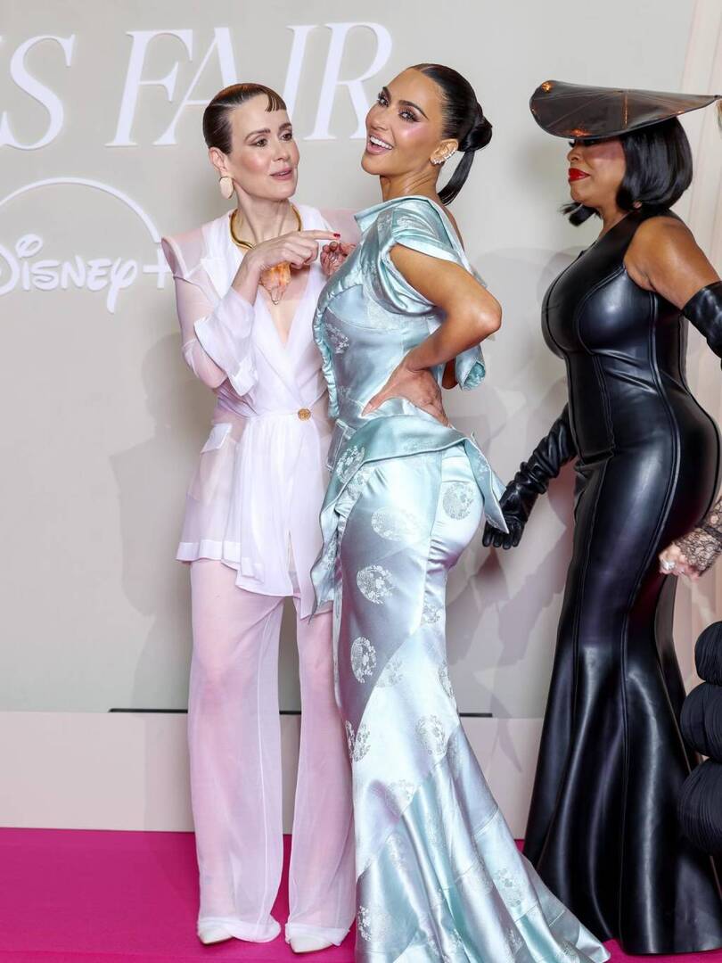 بفستان قديم.. كيم كارداشيان تحتفل بعيد ميلادها الخامس والأربعين في باريس (صور)