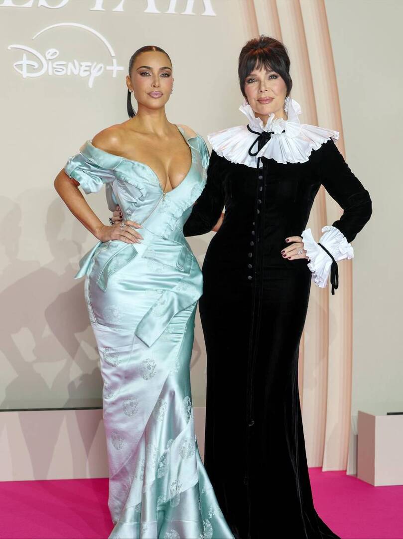 بفستان قديم.. كيم كارداشيان تحتفل بعيد ميلادها الخامس والأربعين في باريس (صور)