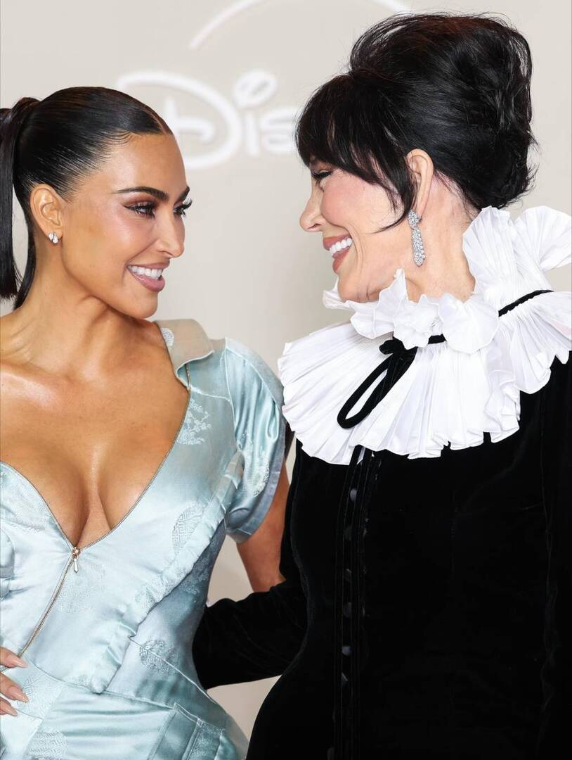 بفستان قديم.. كيم كارداشيان تحتفل بعيد ميلادها الخامس والأربعين في باريس (صور)