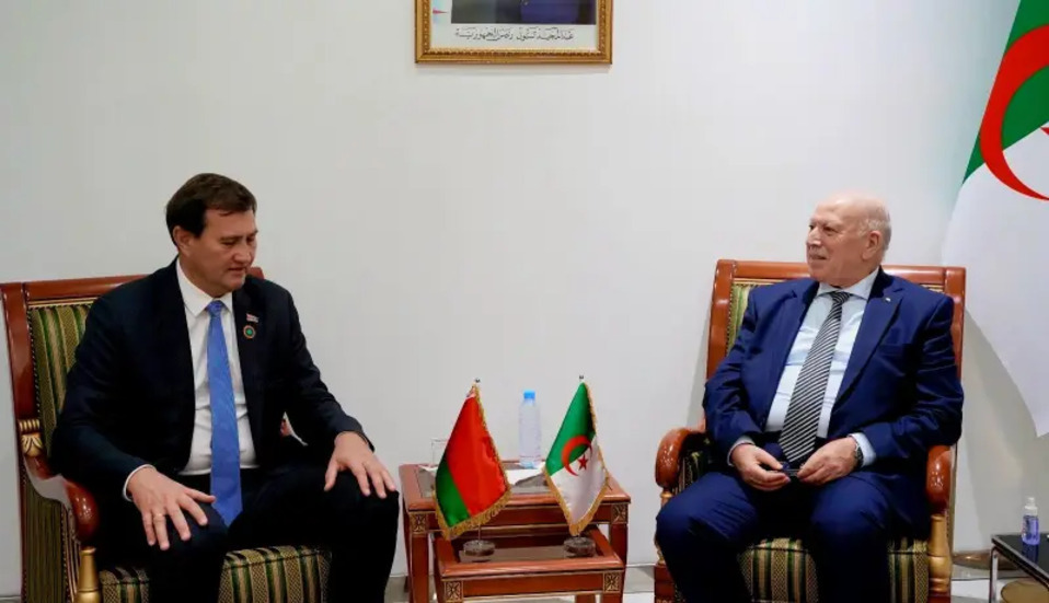 وزير الخارجية البيلاروسي يجري مباحثات مع وزير الصناعة الجزائري