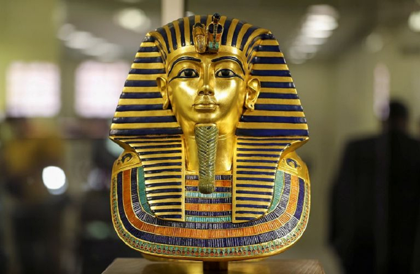 مصر تكشف عن قناع ذهبي جديد خلفا لقناع توت عنخ آمون