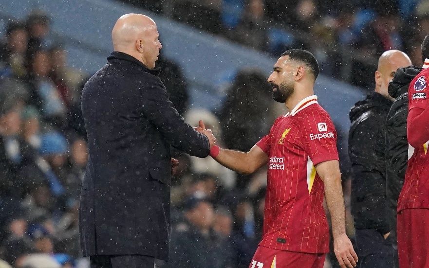 أزمة صلاح وسلوت تهز ليفربول.. ومانشستر يونايتد يستغل الموقف بسخرية لاذعة