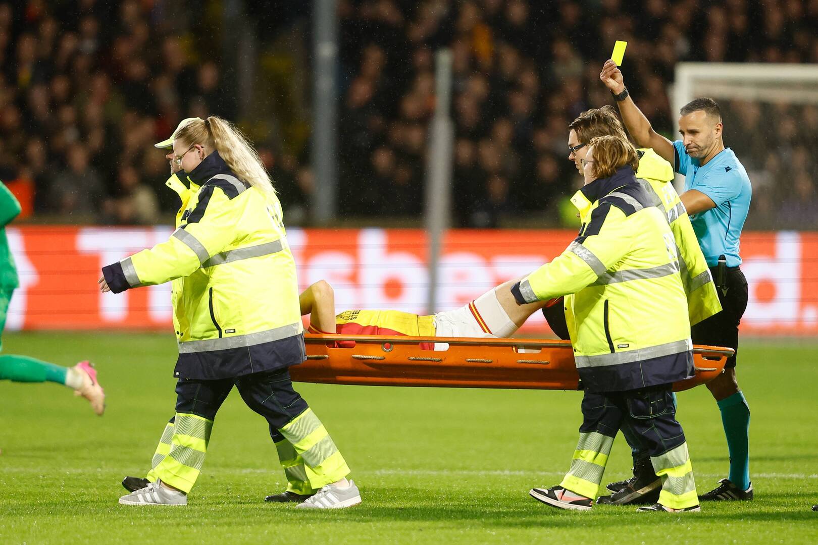أغرب بطاقة صفراء في كرة القدم.. لاعب يحصل عليها وهو على نقالة!