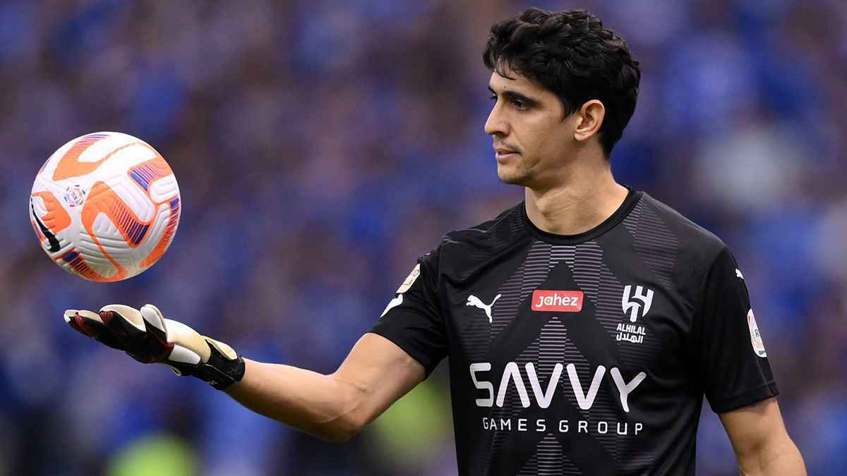 تصريحات مثيرة لياسين بونو بعد اعتداء رجال الأمن عليه بالضرب لسبب غريب (فيديو)