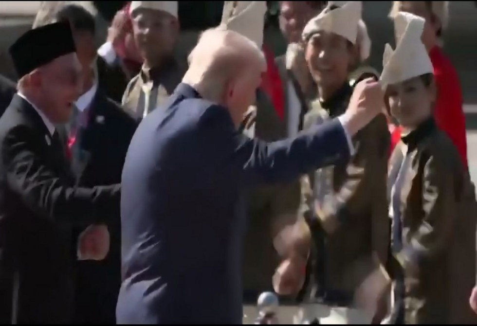 ماليزيا.. استقبال ترامب بين الرقص في المطار والاحتجاجات المطالبة بمغادرته (فيديوهات)