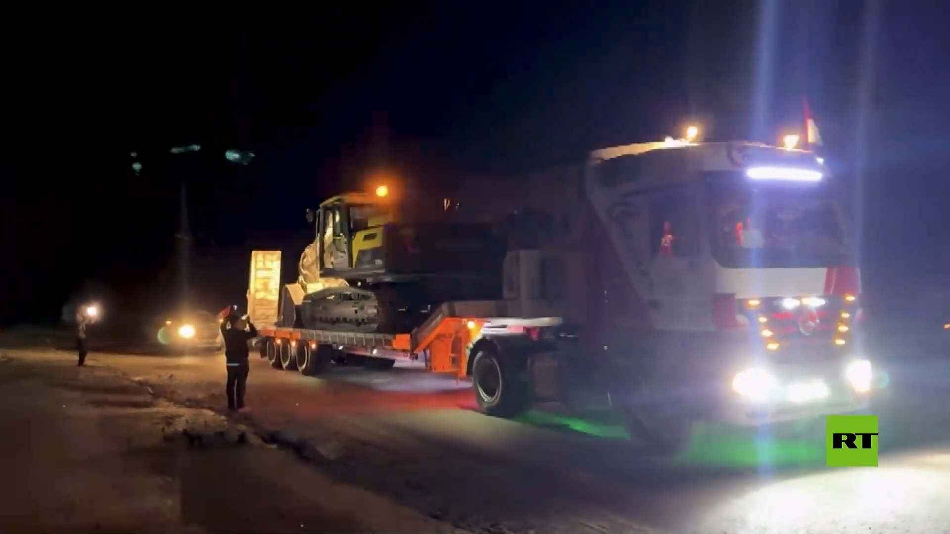 آليات مصرية ثقيلة تدخل قطاع غزة للمرة الأولى منذ بدء وقف إطلاق النار