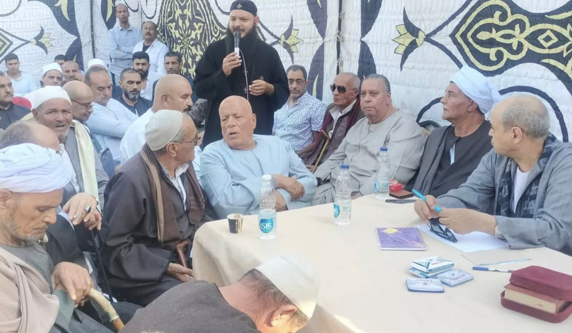 جلسة عرفية انتهت بتهجير قسري تثير أزمة في مصر