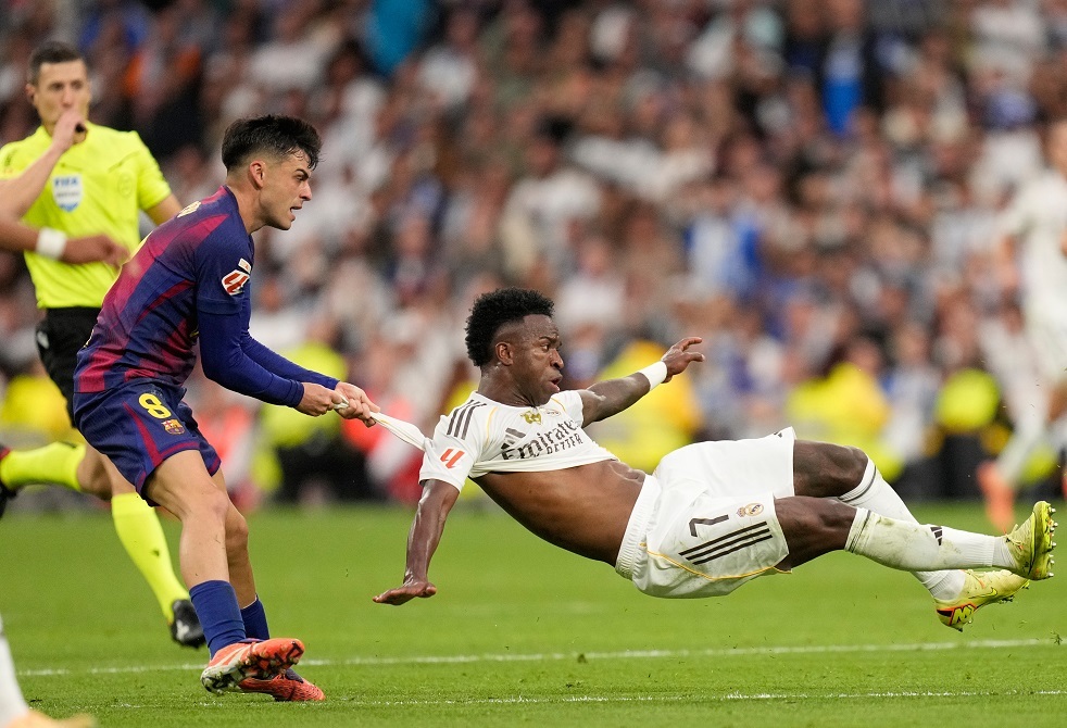 غضب شديد ومشادة مع لامين.. فينيسيوس يعلق على الكلاسيكو ويوجه رسالة لجماهير ريال مدريد (فيديو)