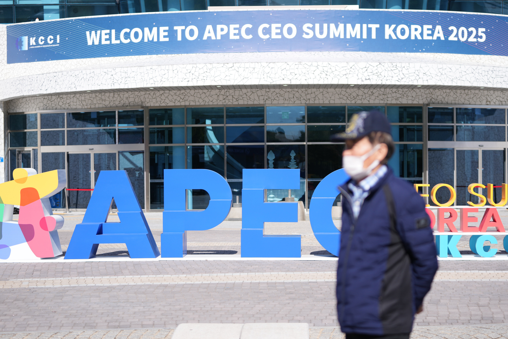 الوفد الروسي يصل إلى كوريا الجنوبية للمشاركة في قمة "أبيك"