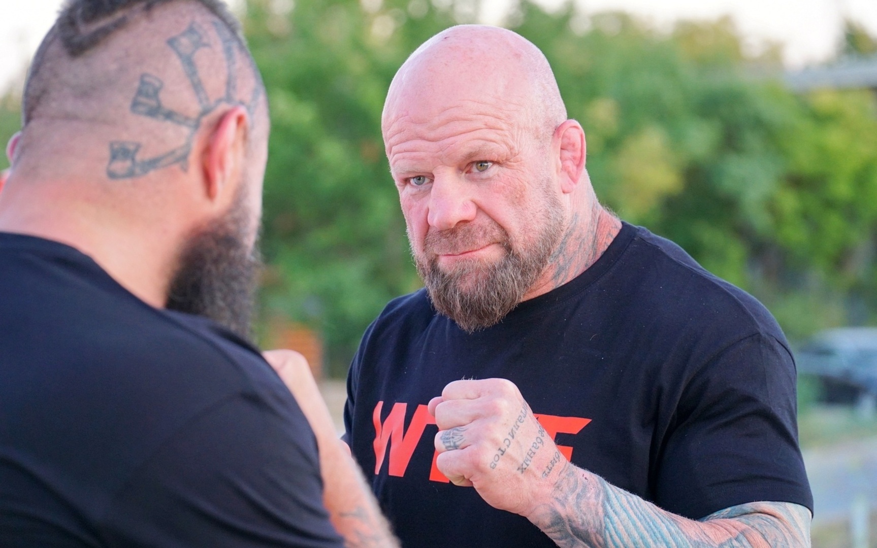 المقاتل الأمريكي جيف مونسون يدعو لمقاطعة بث أولمبياد 2026