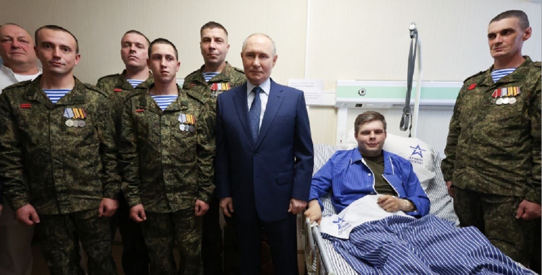 بوتين: بطولة مجموعة جنود روس حرروا جسرا حيويا في أوكرانيا مادة لفيلم سينمائي مشوّق