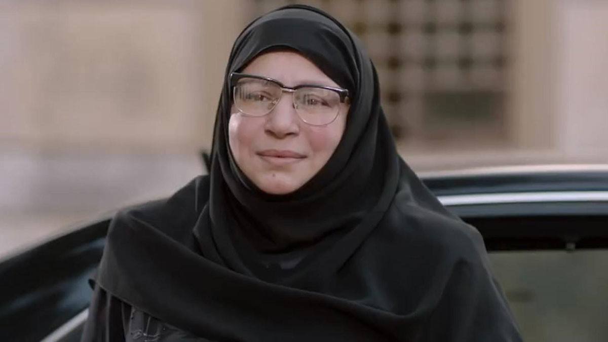 عبلة كامل تثير التساؤلات من أمام الأهرامات المصرية