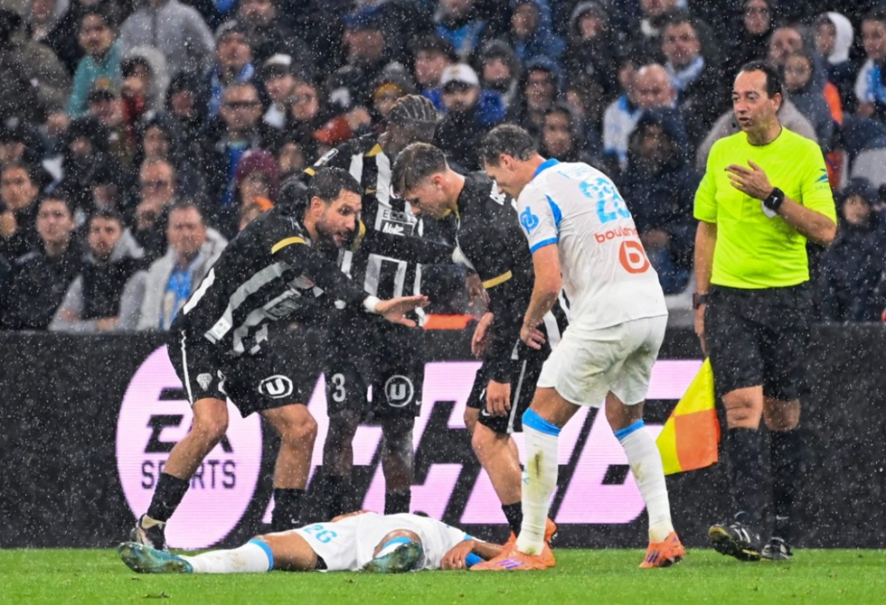 انهار بشكل مفاجئ دون أي احتكاك.. المغربي بلال ندير يثير الذعر في الدوري الفرنسي (فيديو)