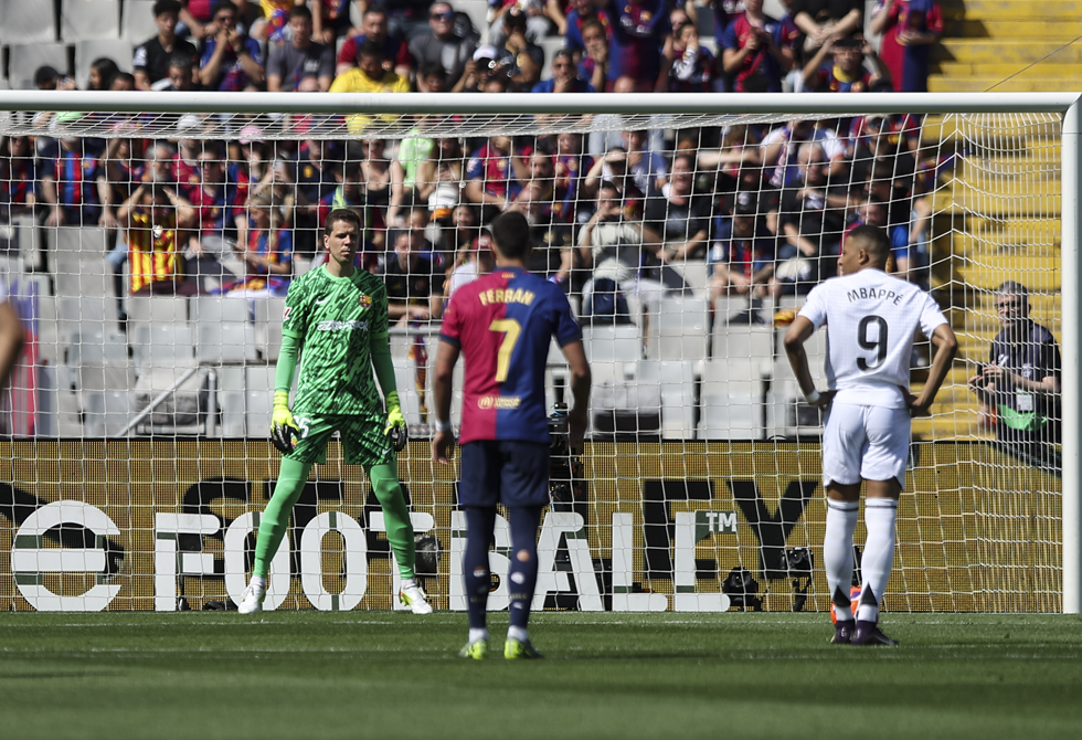 تشيزني يكشف سر تصديه لركلة جزاء مبابي في مباراة الكلاسيكو